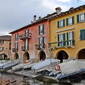 Portatorre Suite, A Charming In The Heart Of Como, Free Private Parking, Air Conditioning & More! Como